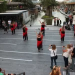 Plano picado de una de las actuaciones en puerto venecia baila