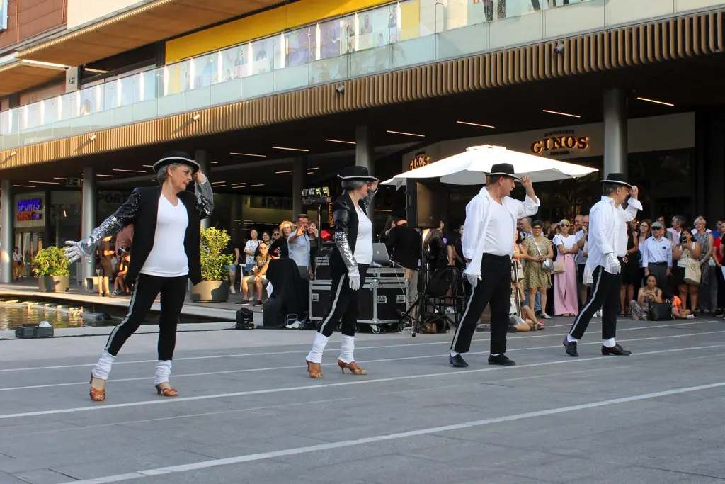 Actuación de miembros de negro y blanco con sombreros en puerto venecia